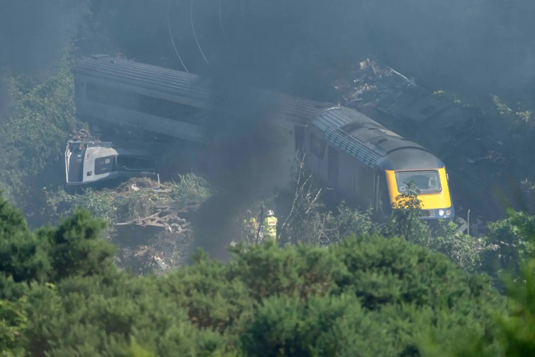 Personal de los servicios de emergencia es visto en la escena de un accidente de tren cerca de Stonehaven en el noreste de Escocia donde tres personas murieron.

Foto: AFP