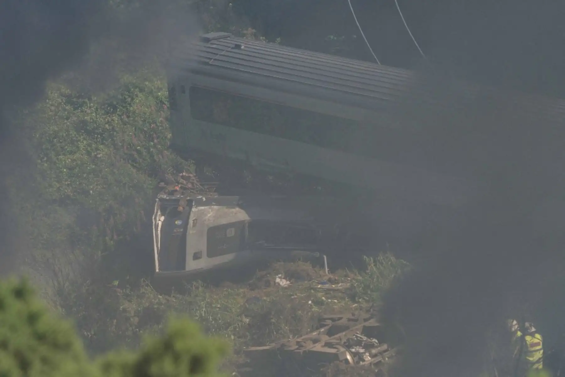 Personal de los servicios de emergencia es visto en la escena de un accidente de tren cerca de Stonehaven en el noreste de Escocia donde tres personas murieron.

Foto: AFP