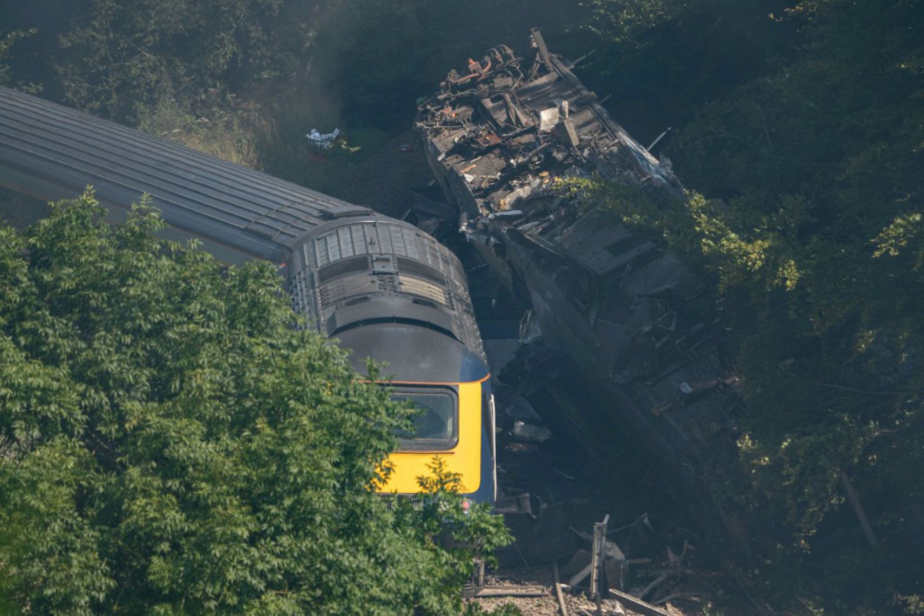 Personal de los servicios de emergencia es visto en la escena de un accidente de tren cerca de Stonehaven en el noreste de Escocia donde tres personas murieron.

Foto: AFP