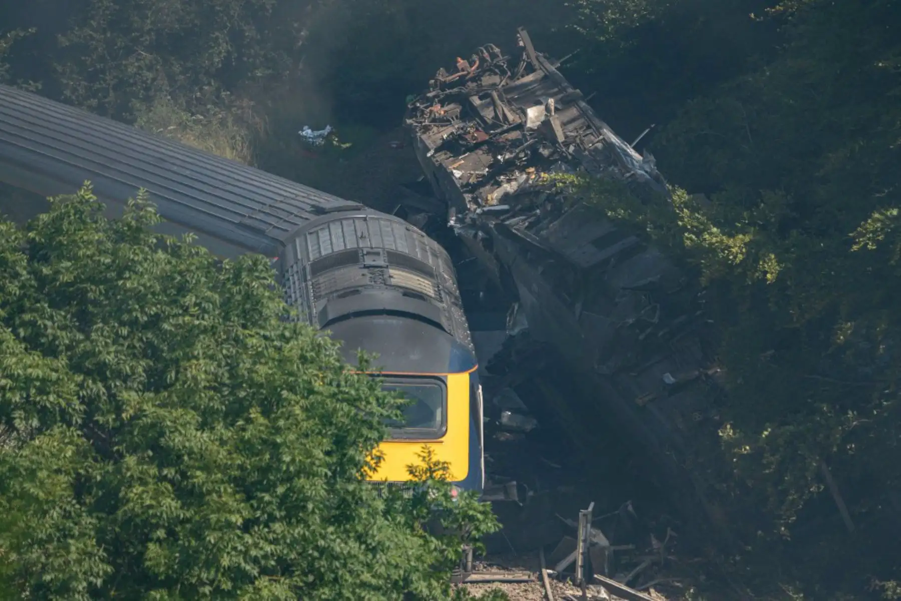 Personal de los servicios de emergencia es visto en la escena de un accidente de tren cerca de Stonehaven en el noreste de Escocia donde tres personas murieron.

Foto: AFP