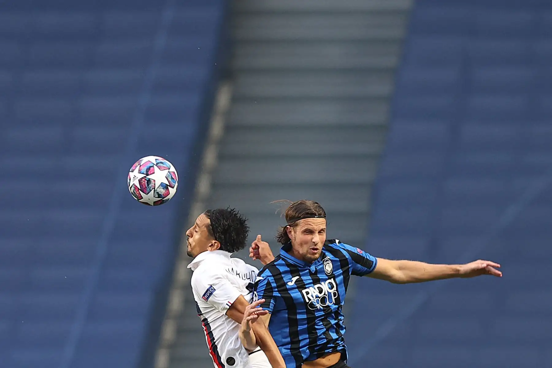 El defensor brasileño del Paris Saint-Germain Marquinhos lucha por el balón contra el defensor holandés Hans Hateboer de Atalanta durante el partido de fútbol de cuartos de final de la Liga de Campeones. Foto: AFP