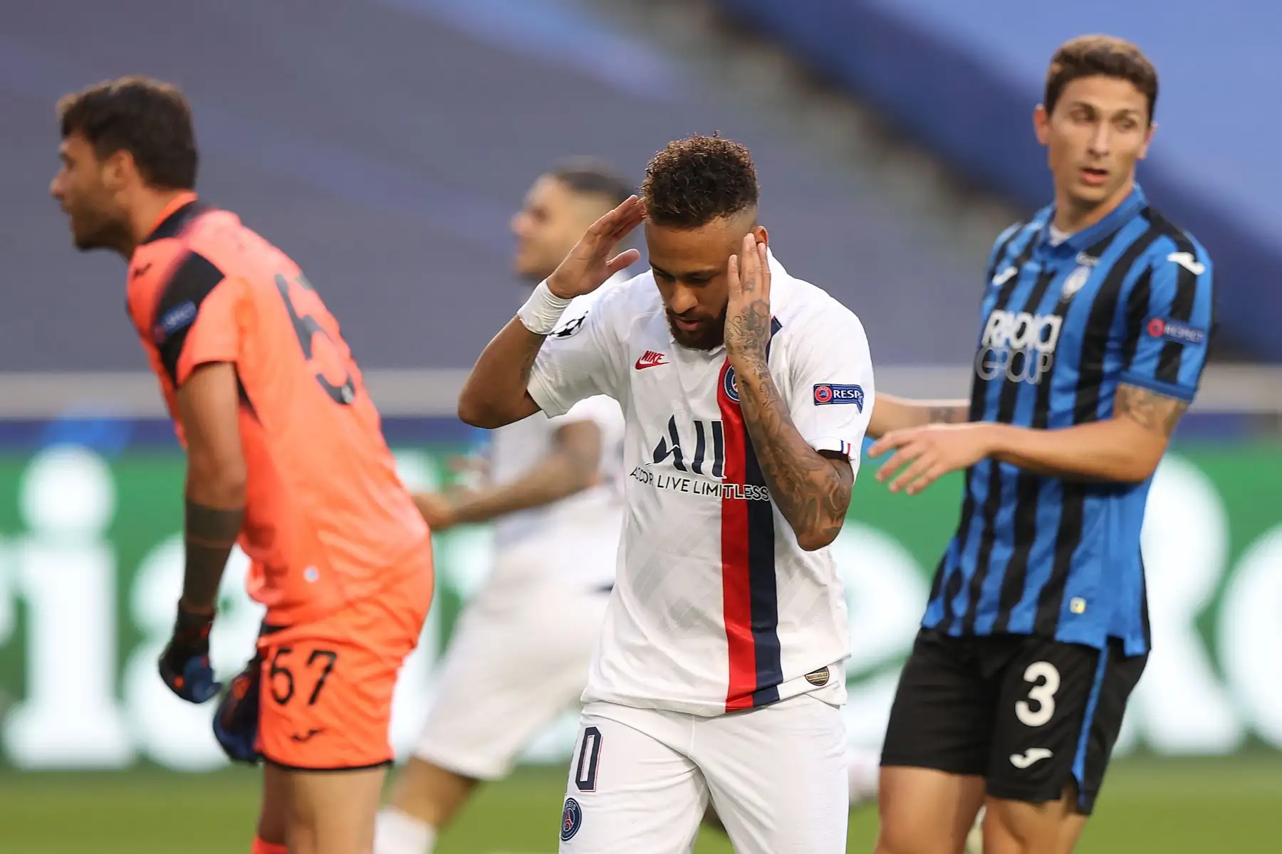 El delantero brasileño del Paris Saint-Germain, Neymar Jr, se lamenta tras fallar un gol durante el partido de fútbol de cuartos de final de la UEFA Champions League. Foto: AFP