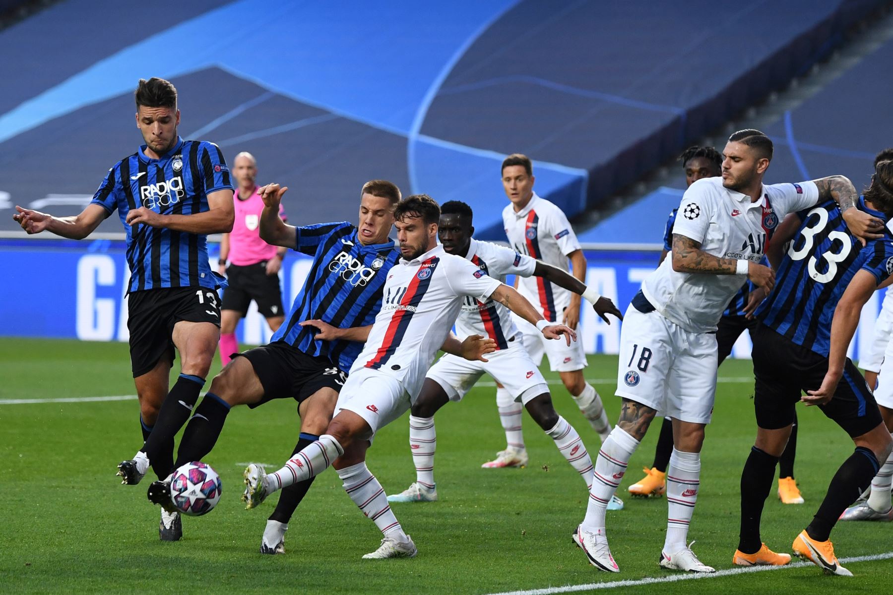 El centrocampista croata del Atalanta, Mario Pasalic, disputa el balón con el defensor español del Paris Saint-Germain, Juan Bernat, durante los cuartos de final de la Liga de Campeones de la UEFA. Foto: AFP