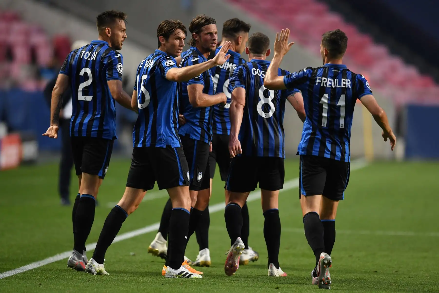 El mediocampista croata de Atalanta, Mario Pasalic, celebra con sus compañeros de equipo después de marcar un gol al PSG durante el partido de fútbol de cuartos de final de la UEFA Champions League. Foto: AFP
