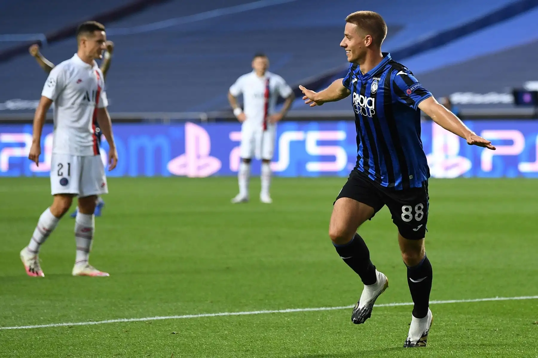 El mediocampista croata de Atalanta, Mario Pasalic, celebra después de marcar un gol al PSG durante el partido de fútbol de cuartos de final de la UEFA Champions League. Foto: AFP