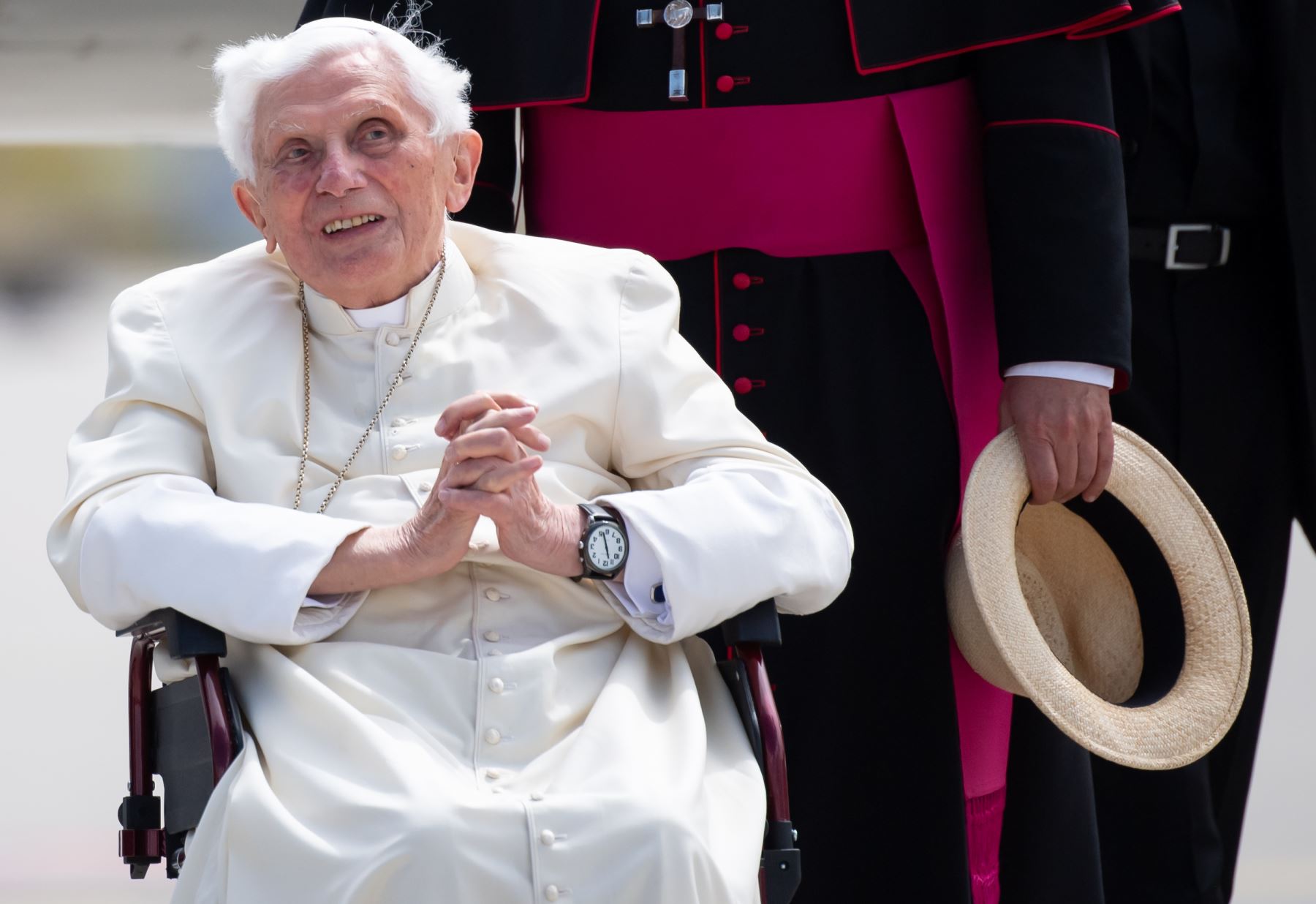 Tras la muerte en junio de su hermano mayor, Benedicto XVI padeció un fuerte sarpullido cutáneo en el rostro. Foto: AFP