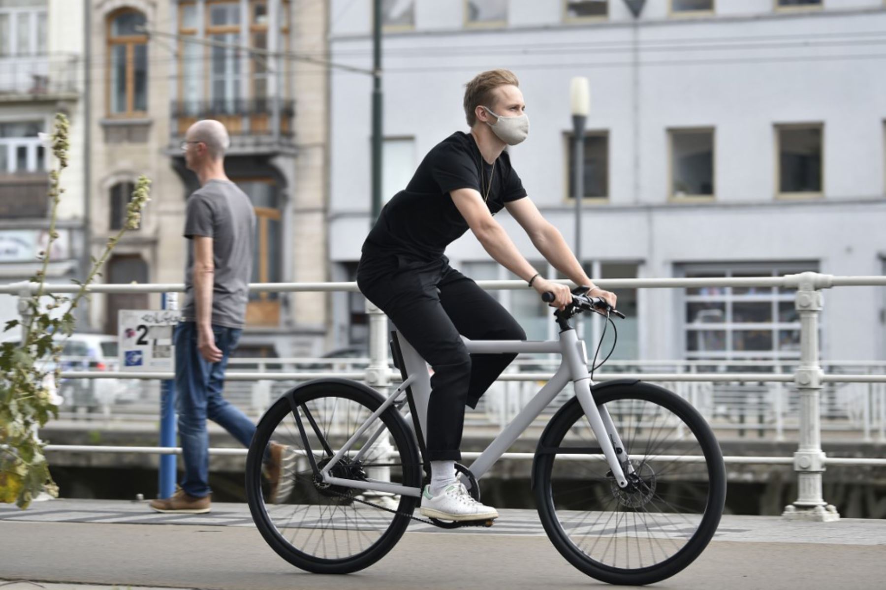 Una persona con máscara protectora, monta una bicicleta eléctrica  en las calles de Bruselas.

Foto: AFP