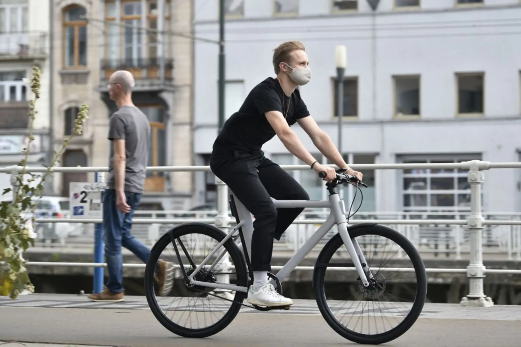 Una persona con máscara protectora, monta una bicicleta eléctrica  en las calles de Bruselas.

Foto: AFP