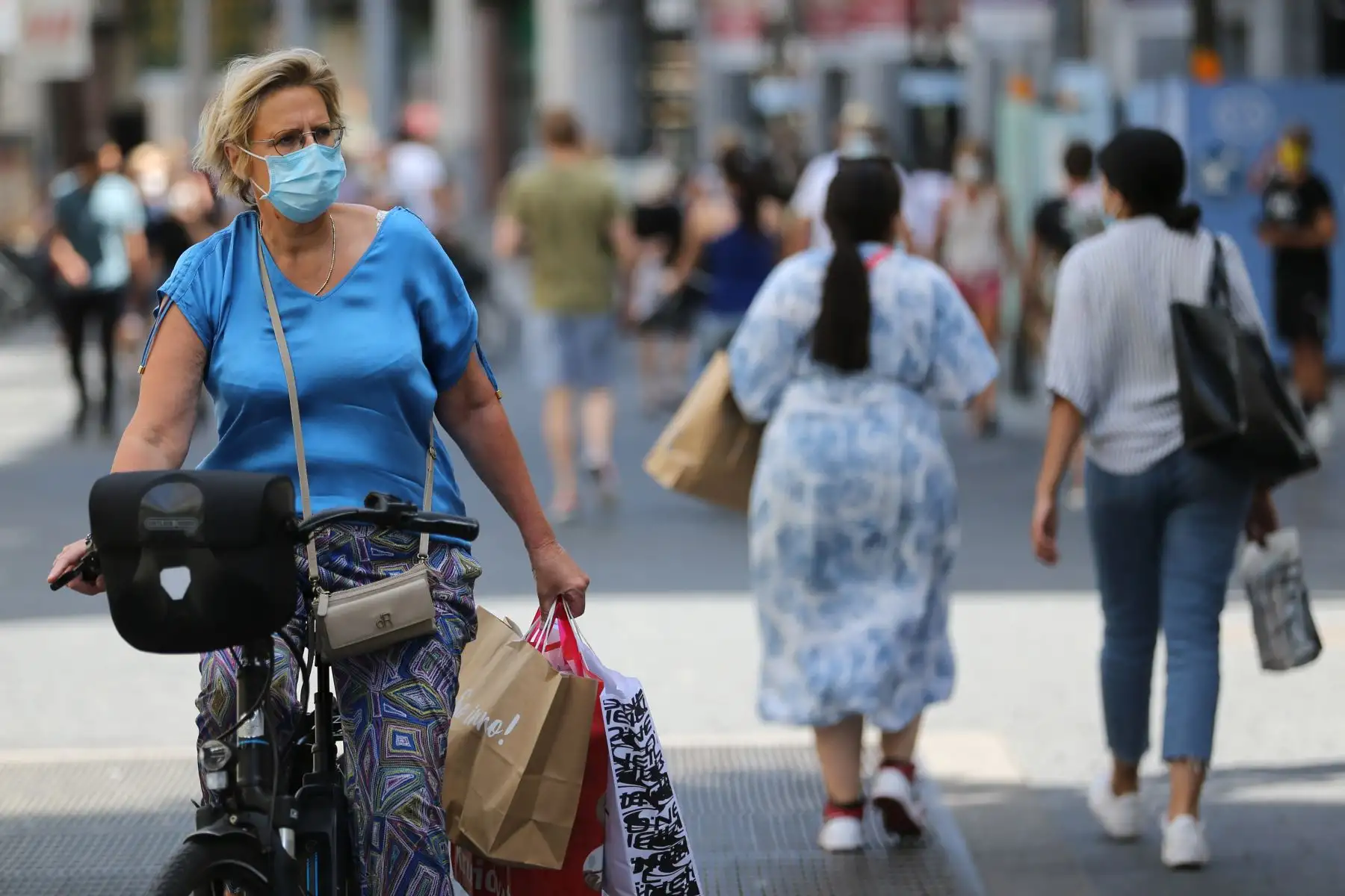 Una ciclista lleva una mascarilla protectora mientras circula por una calle de Amberes, Bélgica.

Foto: AFP