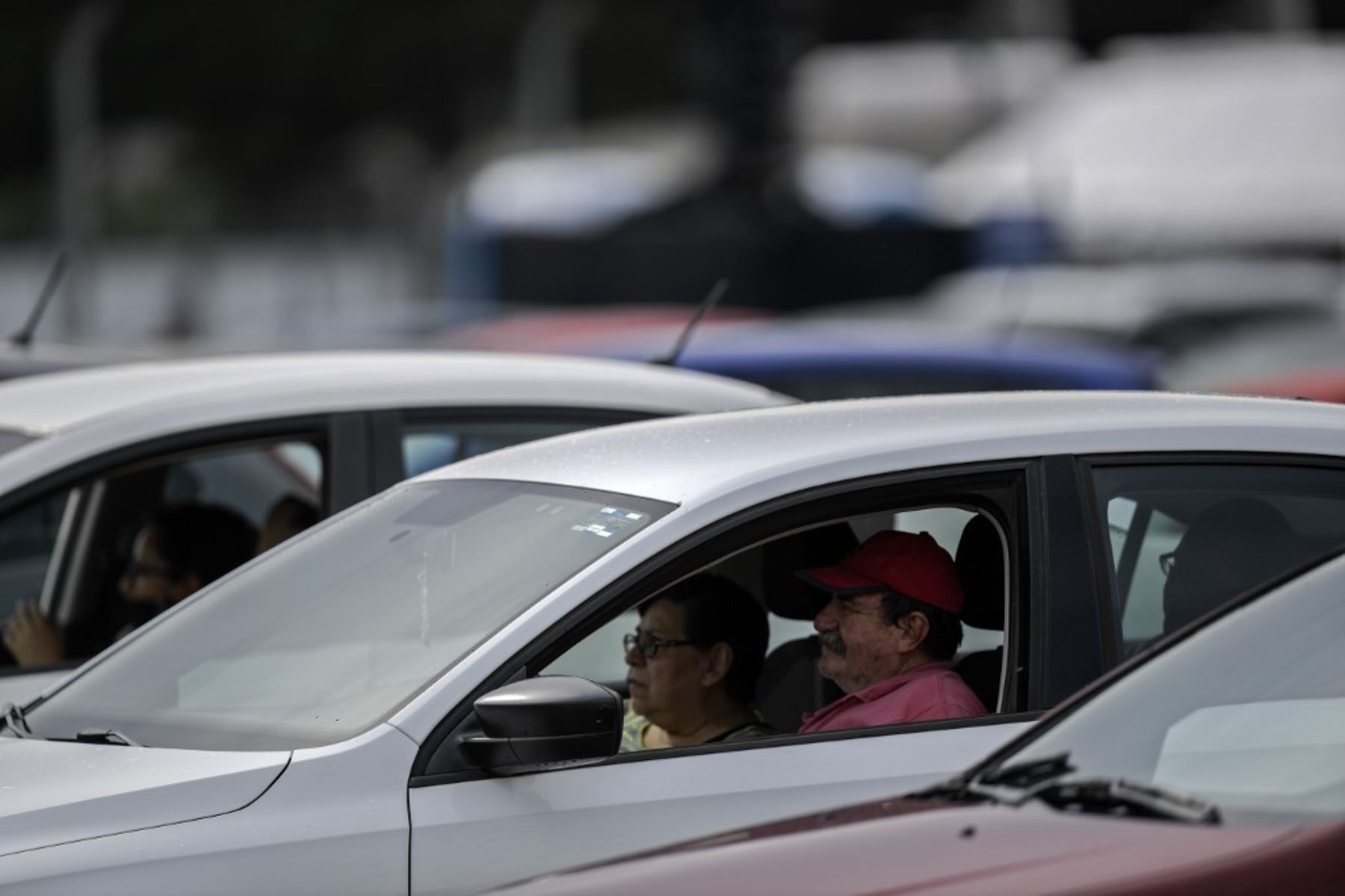 Personas ven una película desde un automóvil en un autocine instalado en el hipódromo Hermanos Rodríguez de la Ciudad de México, el 26 de julio de 2020, en medio de la pandemia del nuevo coronavirus.

Foto: AFP