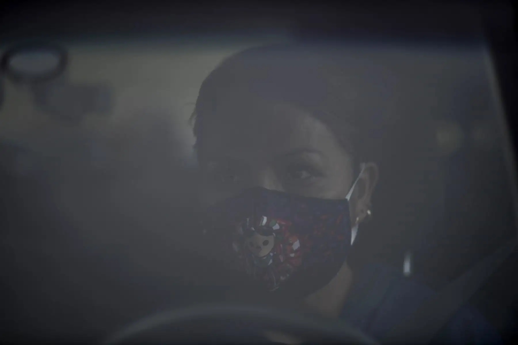 Persona usando una mascarilla ve una película desde un automóvil en un autocine instalado en el hipódromo Hermanos Rodríguez de la Ciudad de México, en medio de la pandemia del nuevo coronavirus.

Foto: AFP