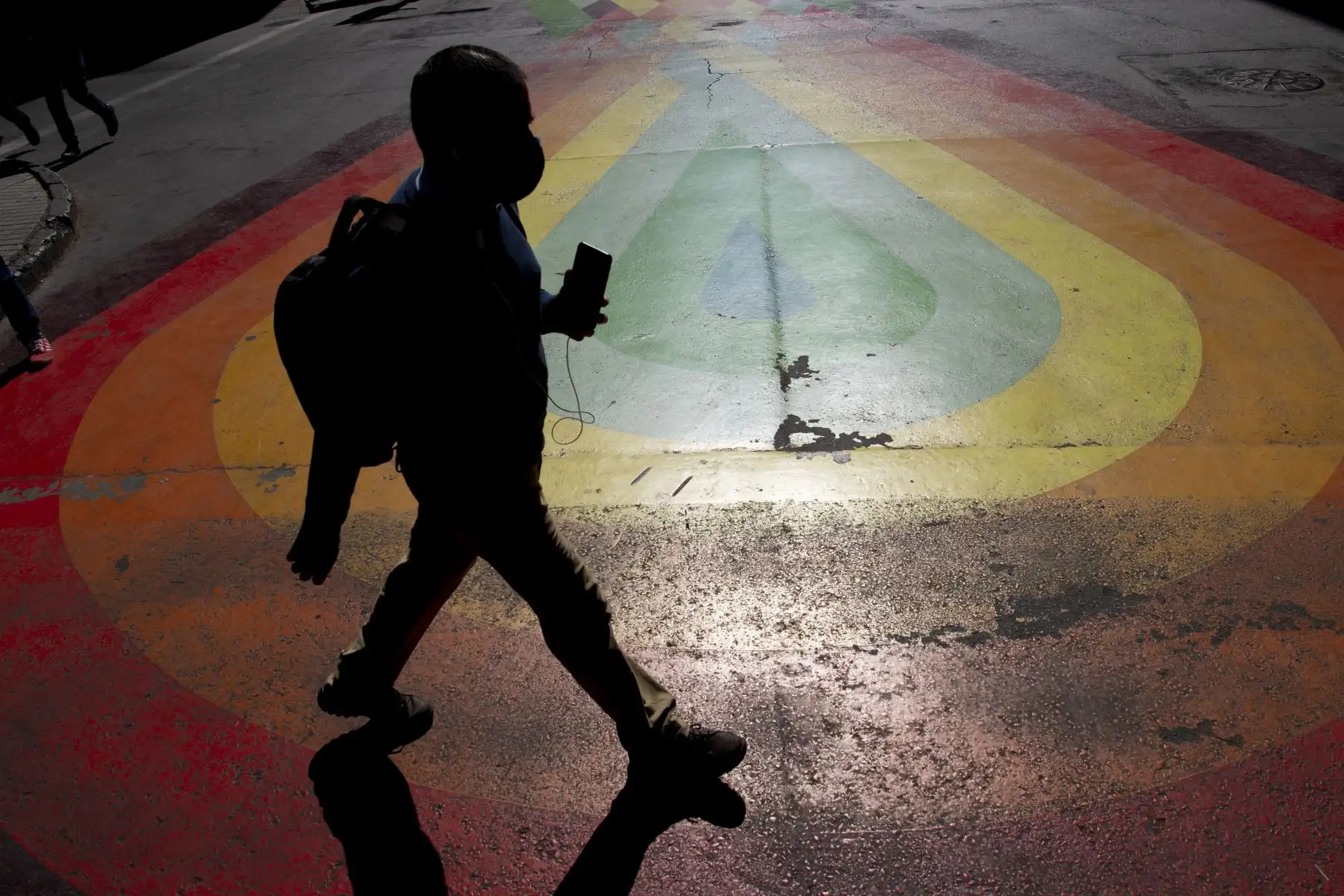 Un hombre camina en la calle en Santiago, luego de que se relajaran las medidas de bloqueo para combatir la pandemia del nuevo coronavirus.
Foto: AFP