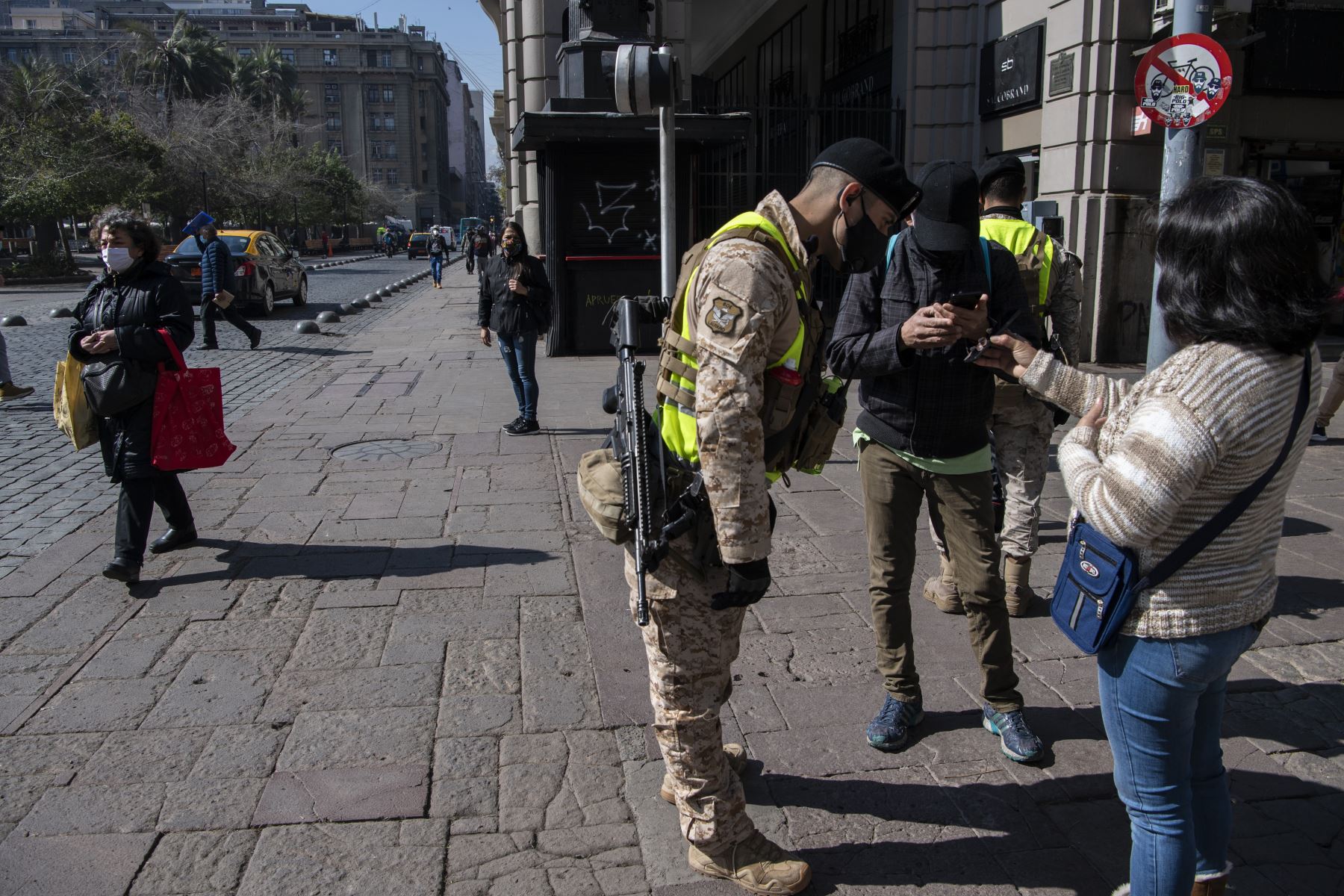 Soldados chilenos realizan controles de identidad , luego de que se relajaran las medidas de bloqueo para combatir la pandemia del nuevo coronavirus.
Foto: AFP