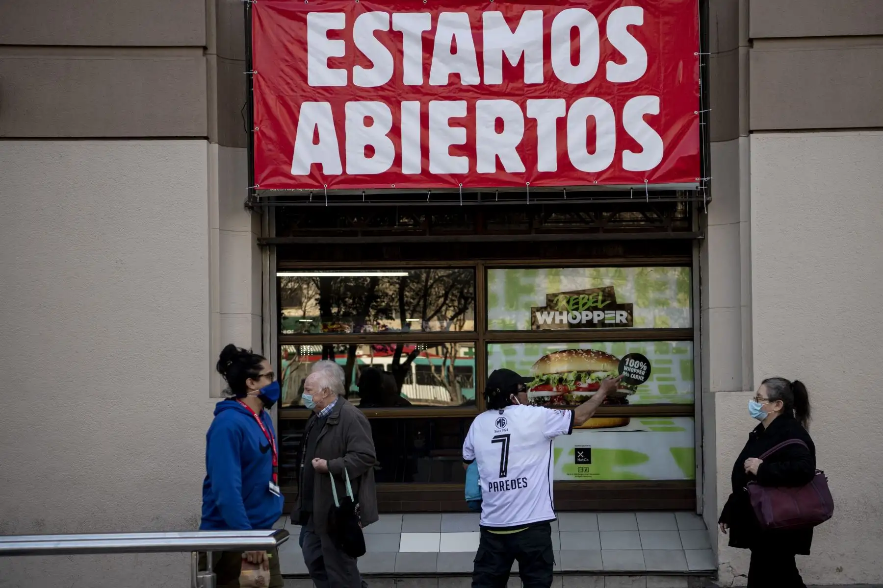La gente camina en la calle en Santiago  luego de que se relajaran las medidas de bloqueo para combatir la pandemia del nuevo coronavirus.
Foto: AFP
