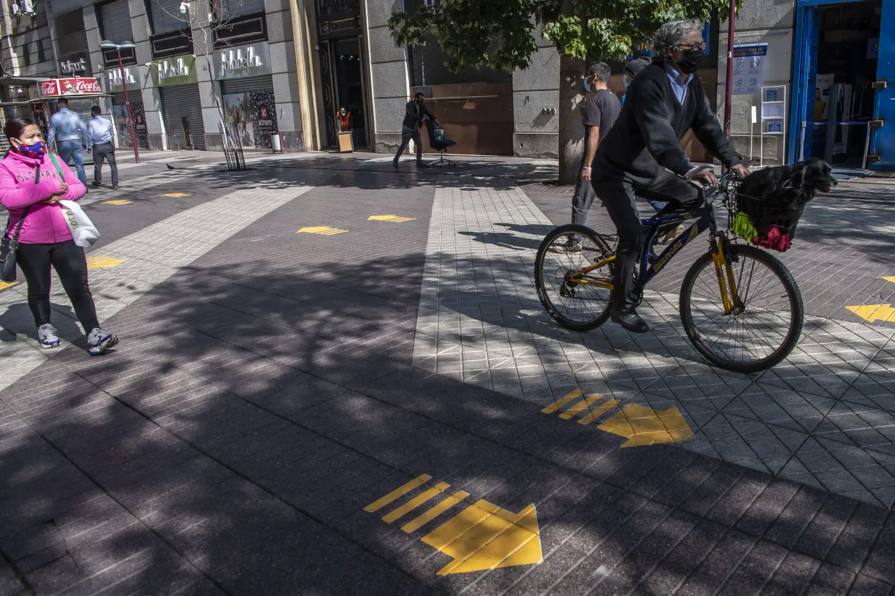 Se ve gente en la calle en Santiago luego de que se relajaran las medidas de bloqueo para combatir la pandemia del nuevo coronavirus.
Foto: AFP
