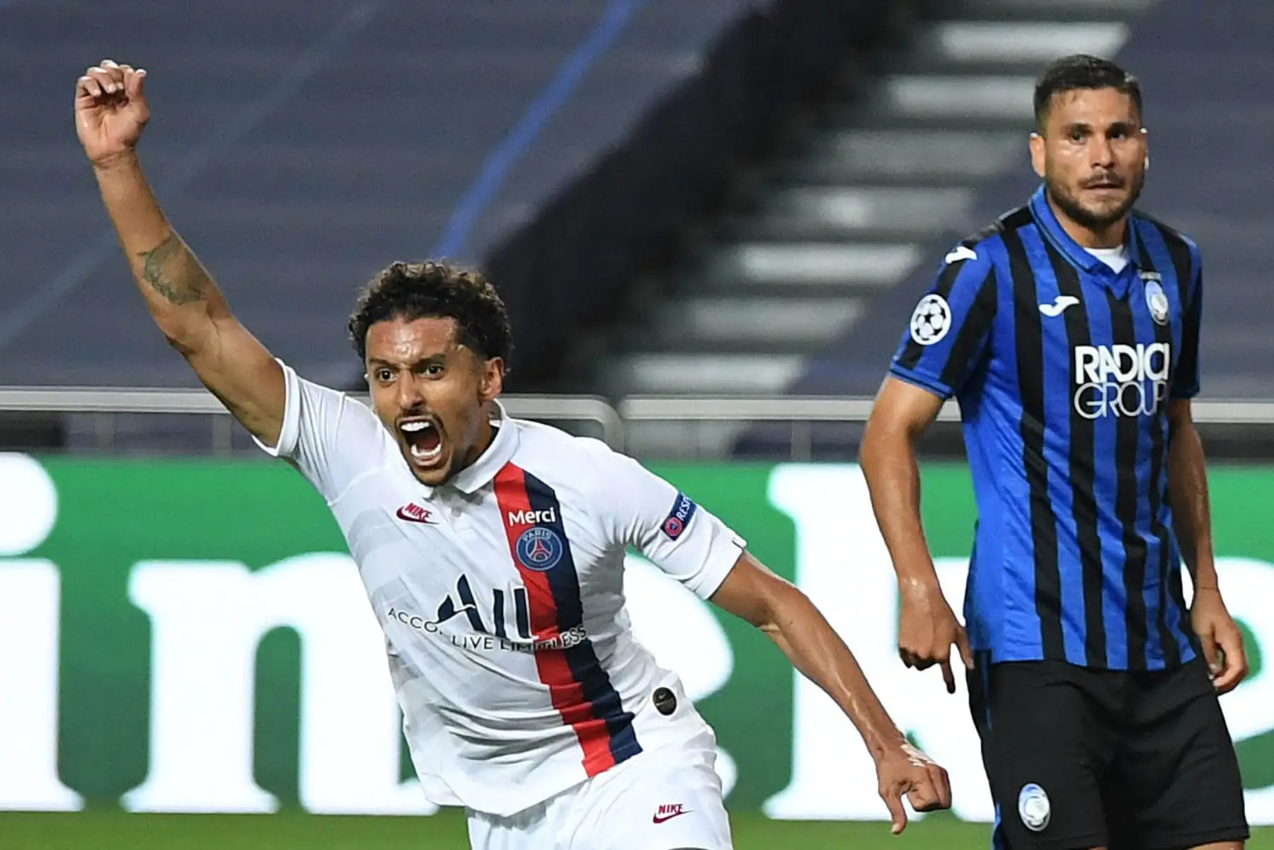 El defensor brasileño del Paris Saint-Germain, Marquinhos, celebra tras marcar un gol durante el partido de fútbol de cuartos de final de la UEFA Champions League entre Atalanta y Paris Saint-Germain en el Estadio Luz de Lisboa.
Foto: AFP