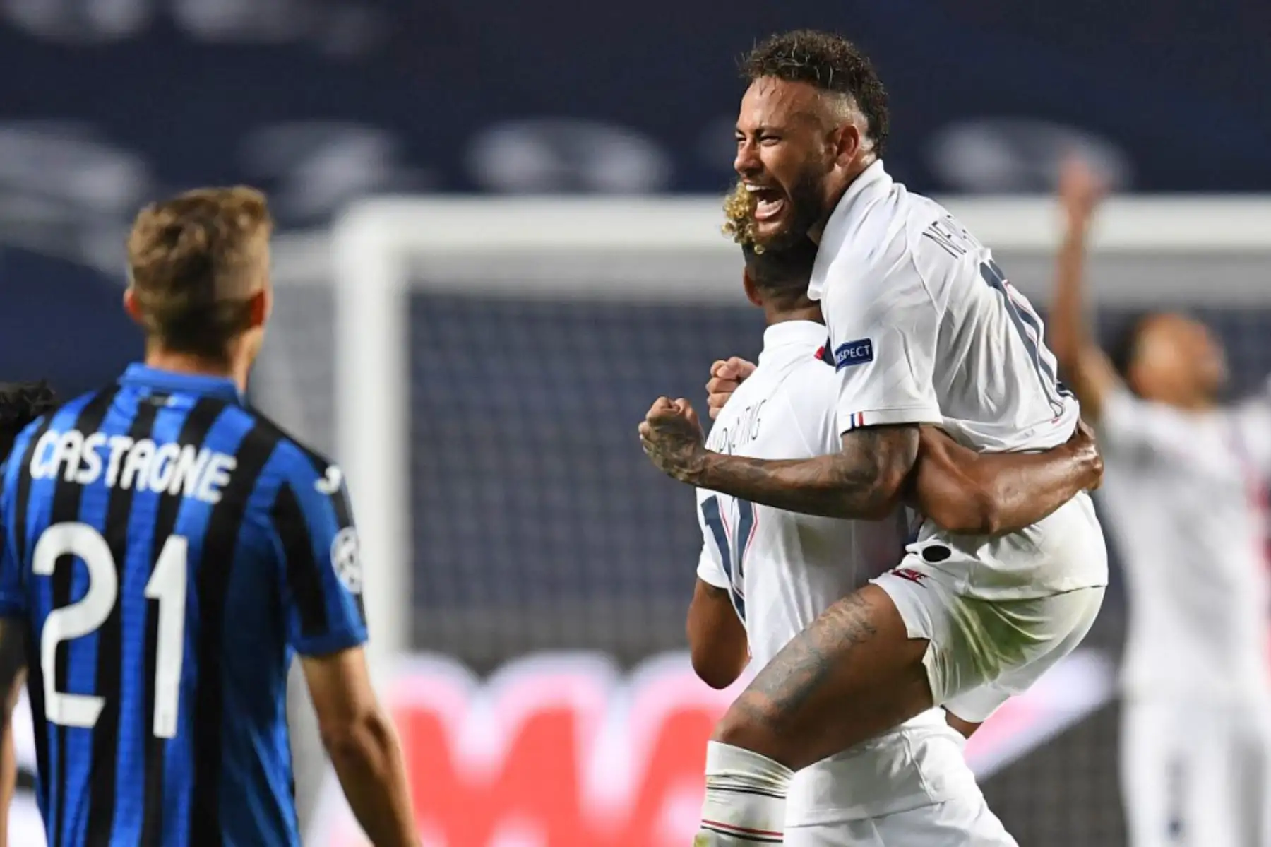 El delantero de Camerún del Paris Saint-Germain Eric Maxim Choupo-Moting  celebra con el delantero brasileño del Paris Saint-Germain, Neymar, tras marcar un gol durante los cuartos de final de la Liga de Campeones de la UEFA entre el Atalanta y el Paris Saint-Germain en el Estadio de la Luz en Lisboa. Foto: AFP