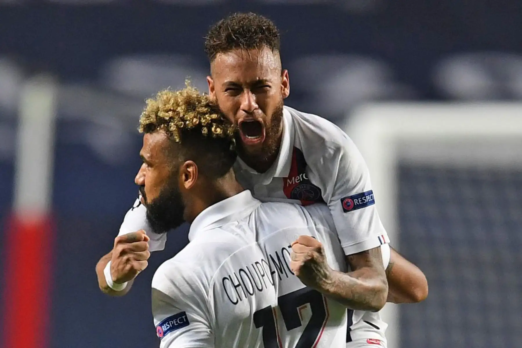 El delantero de Camerún del Paris Saint-Germain Eric Maxim Choupo-Moting  celebra con el delantero brasileño del Paris Saint-Germain, Neymar, tras marcar un gol durante los cuartos de final de la Liga de Campeones de la UEFA entre el Atalanta y el Paris Saint-Germain en el Estadio de la Luz en Lisboa. Foto: AFP
