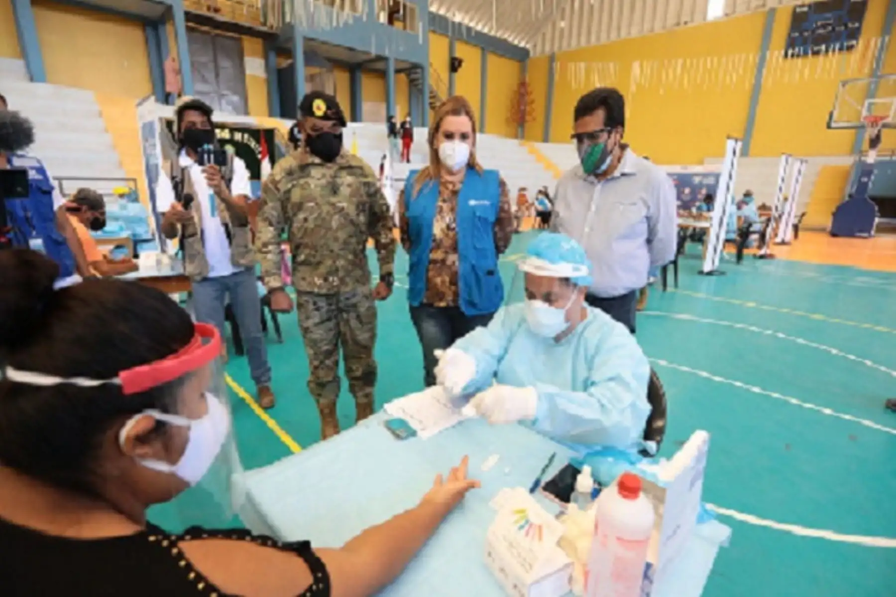 En la campaña preventiva también se entregaron kits covid-19 a las personas que dieron positivo a la enfermedad y se encuentran en la fase inicial del contagio.