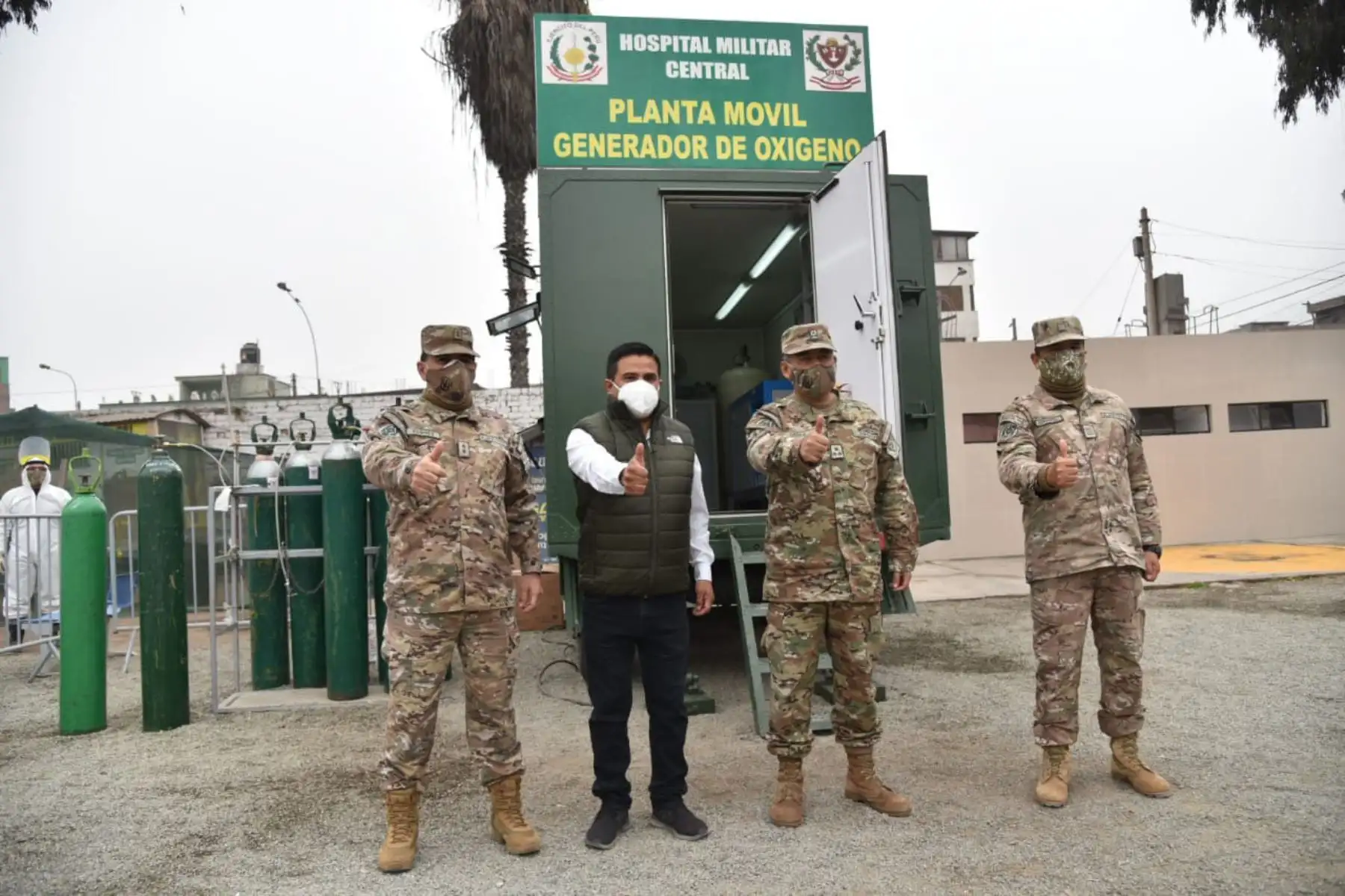 En un acto de solidaridad, el Ejército del Perú trasladó una planta móvil generadora de oxígeno al distrito del Rímac para distribuir gratuitamente este vital elemento a las familias afectadas por la covid-19.
Foto: Ejercito del Perú