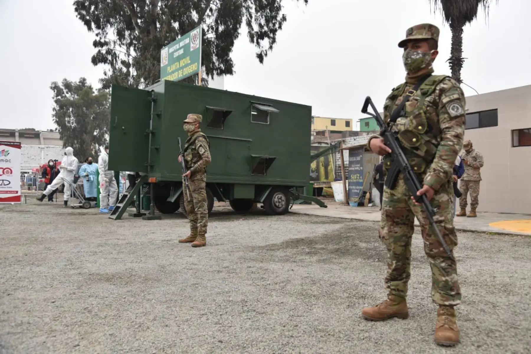 En un acto de solidaridad, el Ejército del Perú trasladó una planta móvil generadora de oxígeno al distrito del Rímac para distribuir gratuitamente este vital elemento a las familias afectadas por la covid-19.
Foto: Ejercito del Perú