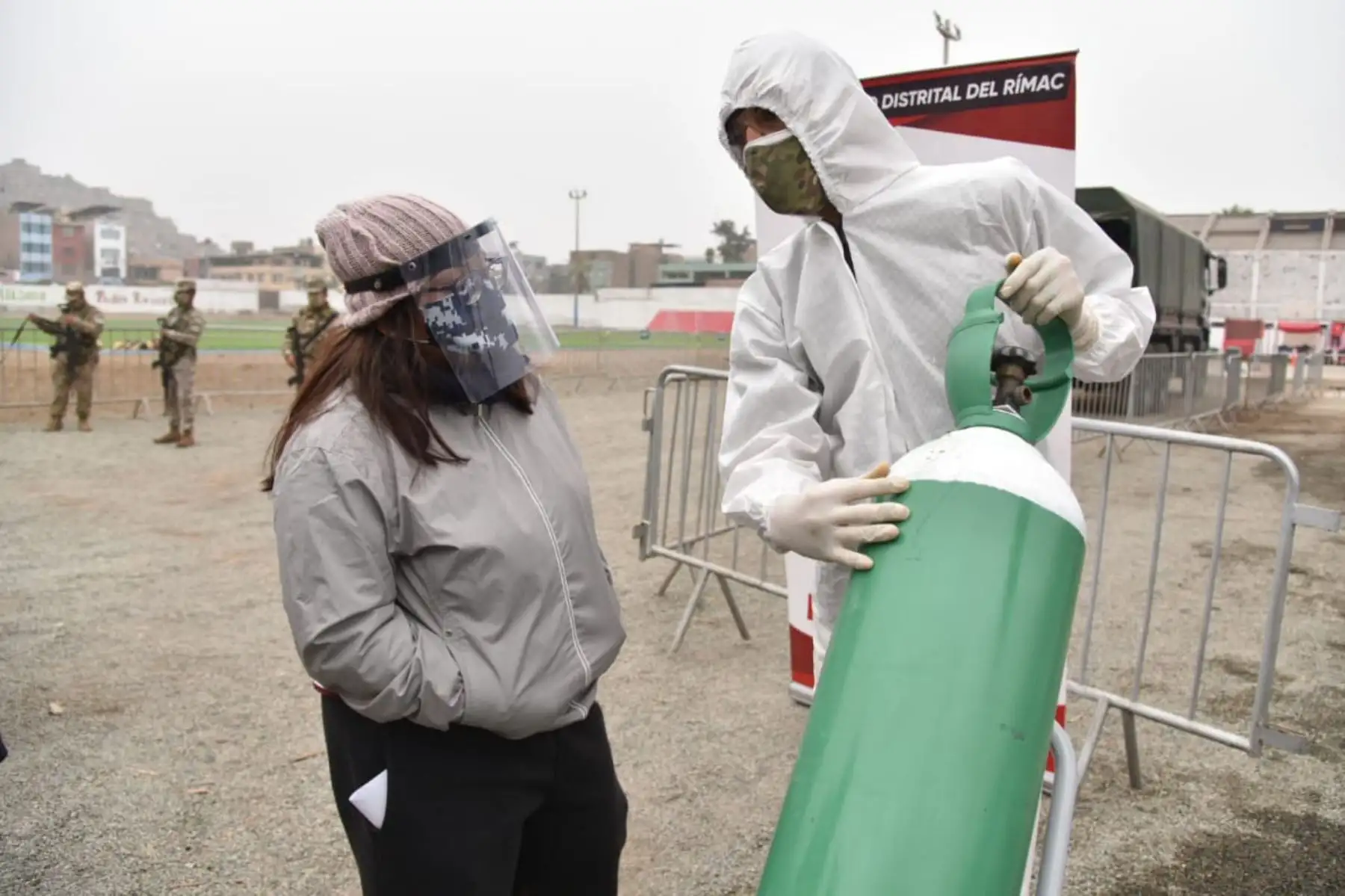 En un acto de solidaridad, el Ejército del Perú trasladó una planta móvil generadora de oxígeno al distrito del Rímac para distribuir gratuitamente este vital elemento a las familias afectadas por la covid-19.
Foto: Ejercito del Perú