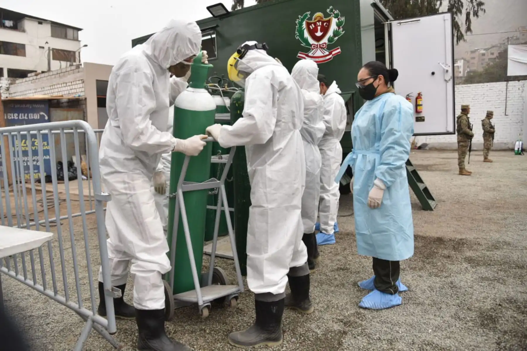 En un acto de solidaridad, el Ejército del Perú trasladó una planta móvil generadora de oxígeno al distrito del Rímac para distribuir gratuitamente este vital elemento a las familias afectadas por la covid-19.
Foto: Ejercito del Perú