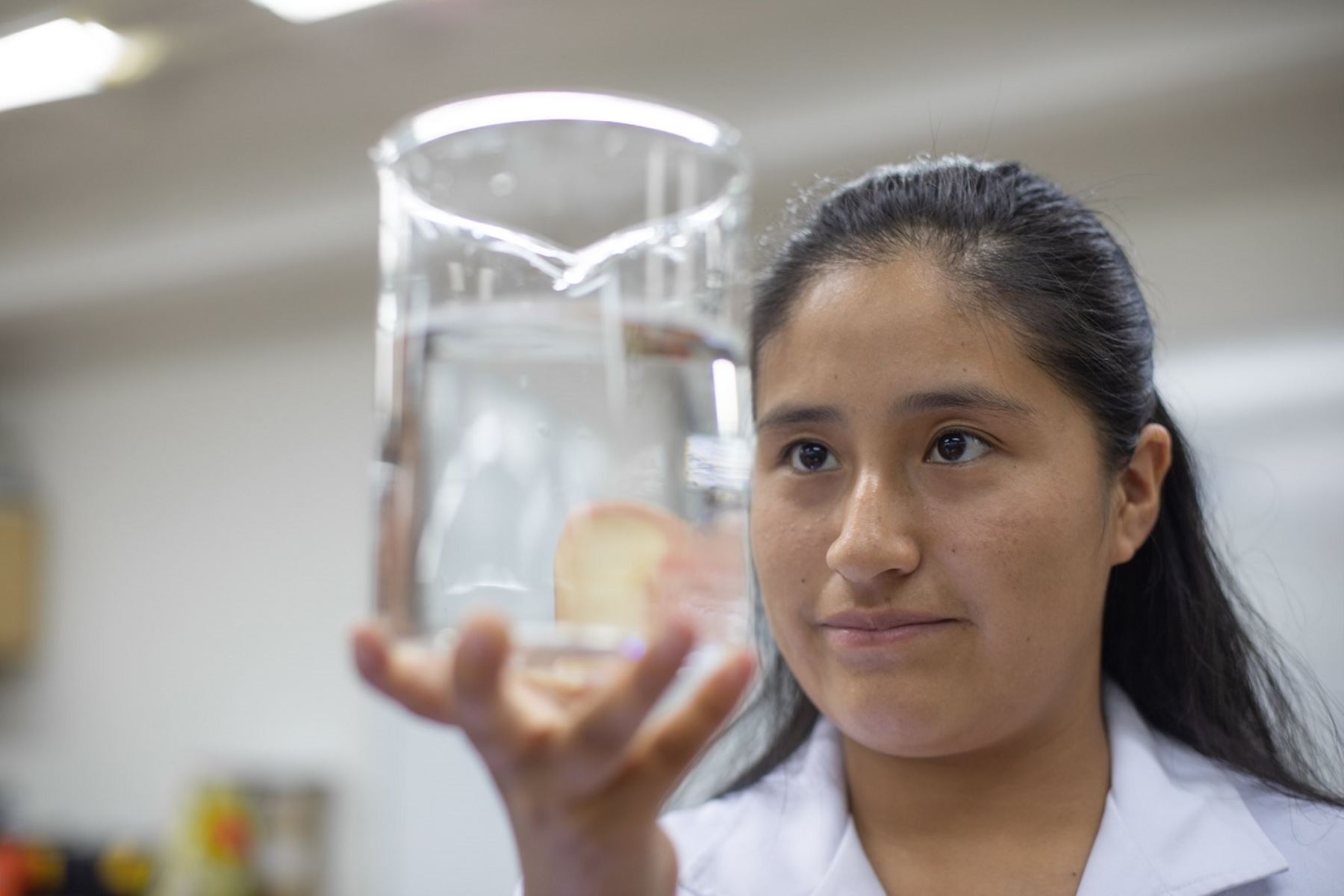 Se viene la primera generación de la nueva Beca Mujeres en Ciencia. Foto: ANDINA/Difusión.