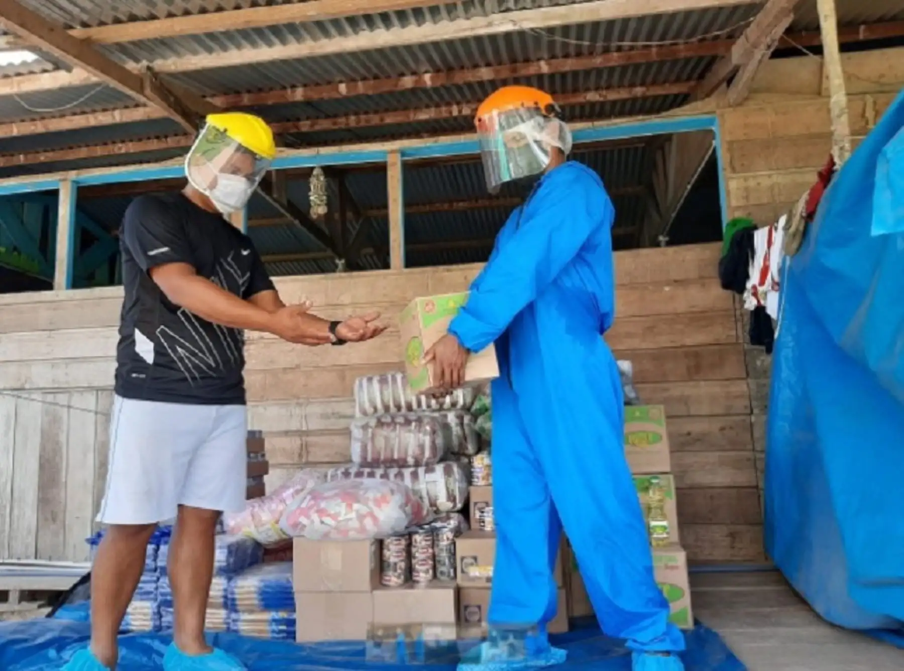 El Programa Nacional de Alimentación Escolar Qali Warma inició la entrega de 52.3 toneladas de alimentos de calidad e inocuos para atender a 5,424 mujeres y hombres en situación de vulnerabilidad pertenecientes a 35 comunidades indígenas en las provincias de Tambopata, Tahuamanu y Manu.  Foto: Qali Warma/Midis