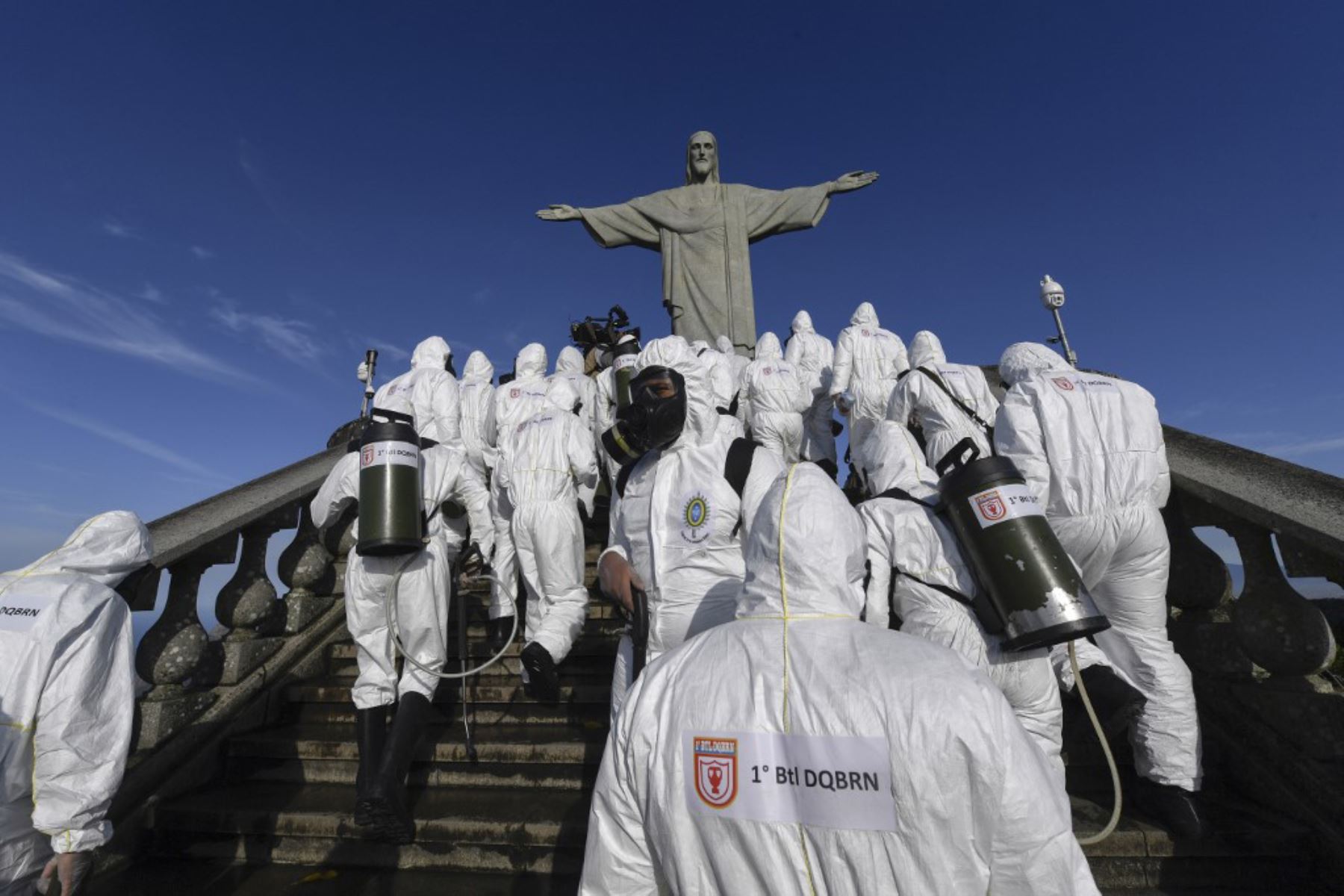 Soldados de las Fuerzas Armadas de Brasil durante los procedimientos de desinfección de la estatua del Cristo Redentor en la montaña Corcovado, en Río de Janeiro, Brasil, en medio de la pandemia por coronavirus.

Foto: AFP
