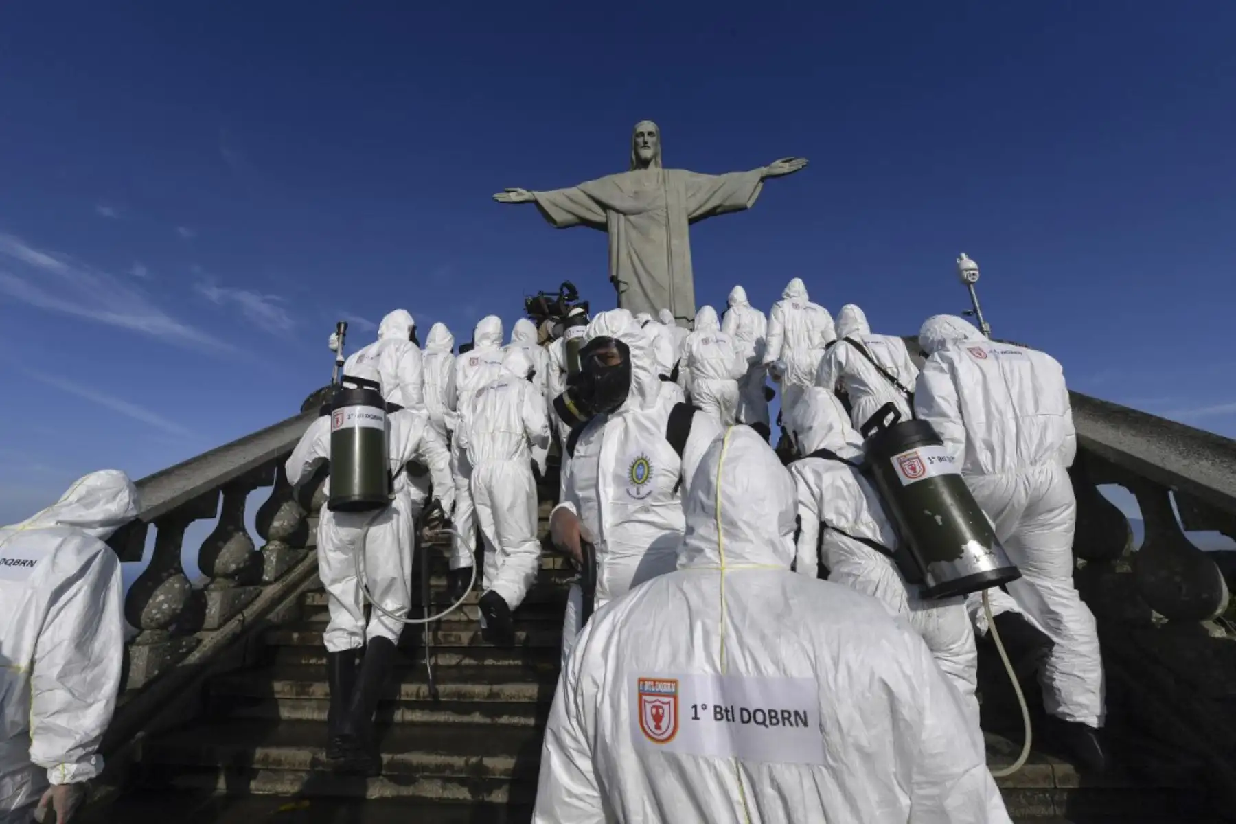 Soldados de las Fuerzas Armadas de Brasil durante los procedimientos de desinfección de la estatua del Cristo Redentor en la montaña Corcovado, en Río de Janeiro, Brasil, en medio de la pandemia por coronavirus.

Foto: AFP