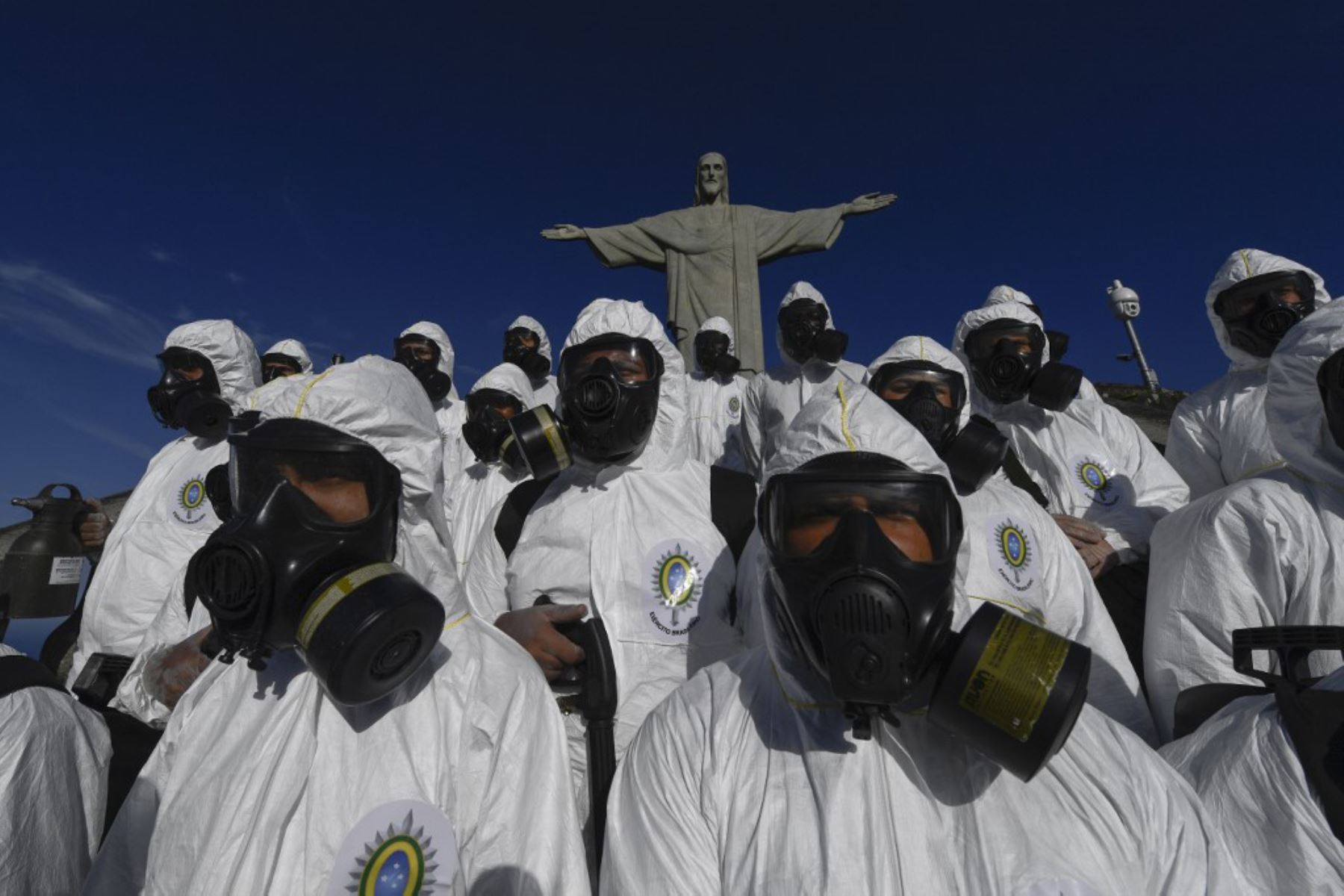 Soldados de las Fuerzas Armadas de Brasil durante los procedimientos de desinfección de la estatua del Cristo Redentor en la montaña Corcovado, en Río de Janeiro, Brasil, en medio de la pandemia por coronavirus.

Foto: AFP