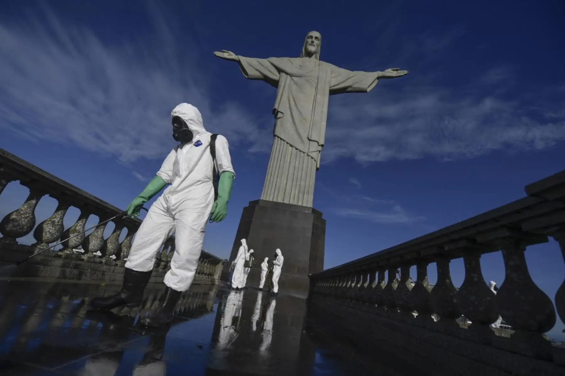 Soldados de las Fuerzas Armadas de Brasil son vistos durante los procedimientos de desinfección de la estatua del Cristo Redentor en la montaña Corcovado, en Río de Janeiro, Brasil.

Foto: AFP