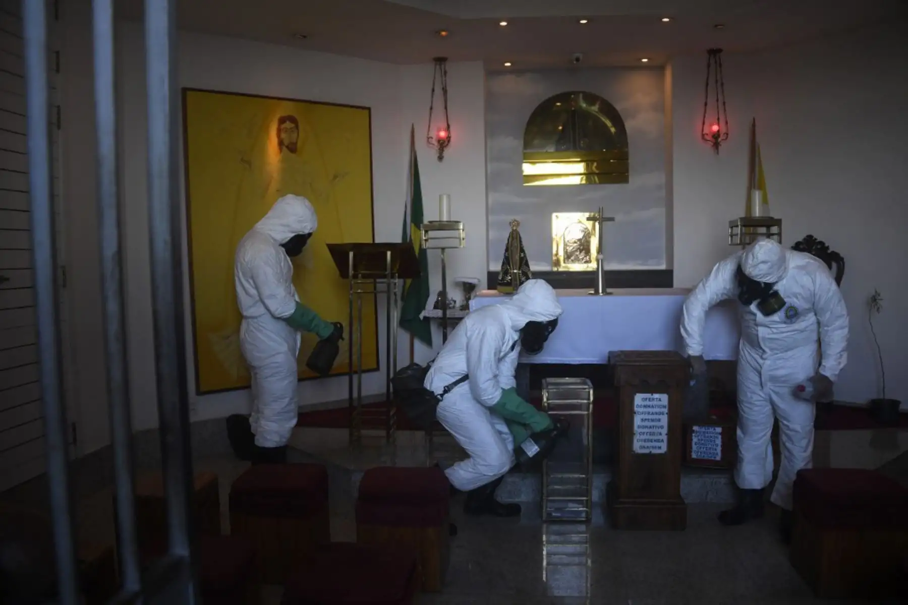 Soldados de las Fuerzas Armadas de Brasil desinfectan la capilla debajo de la estatua del Cristo Redentor en la montaña Corcovado, en Río de Janeiro, Brasil, en medio de la pandemia por coronavirus.

Foto: AFP