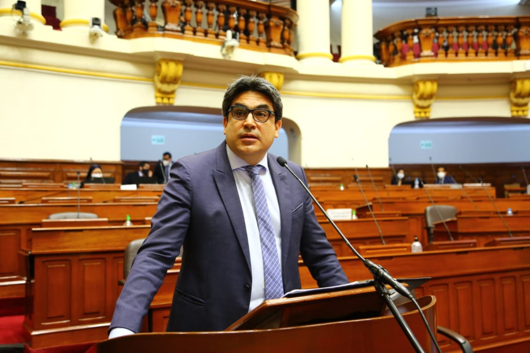 Ministro de Educación, Martín Benavides, responde al pliego interpelatorio en sesión del pleno del Congreso. Foto: Congreso de la República.