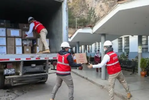 El Ejecutivo, a través de la articulación del Ministerio de la Producción (Produce), trasladó y entregó a la región Huancavelica equipos de protección personal y medicinas para reforzar las atenciones en salud frente al covid-19. La ayuda fue entregada tanto al Hospital Zacarías Correa Valdivia, como al Gobierno Regional.