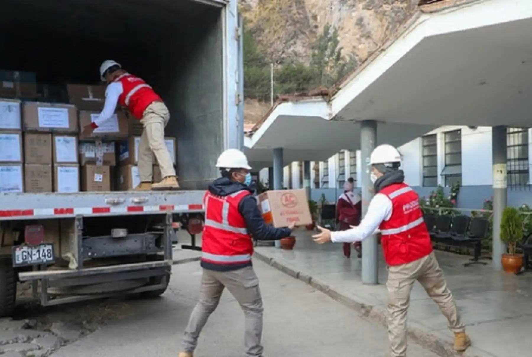 El Ejecutivo, a través de la articulación del Ministerio de la Producción (Produce), trasladó y entregó a la región Huancavelica equipos de protección personal y medicinas para reforzar las atenciones en salud frente al covid-19. La ayuda fue entregada tanto al Hospital Zacarías Correa Valdivia, como al Gobierno Regional.
