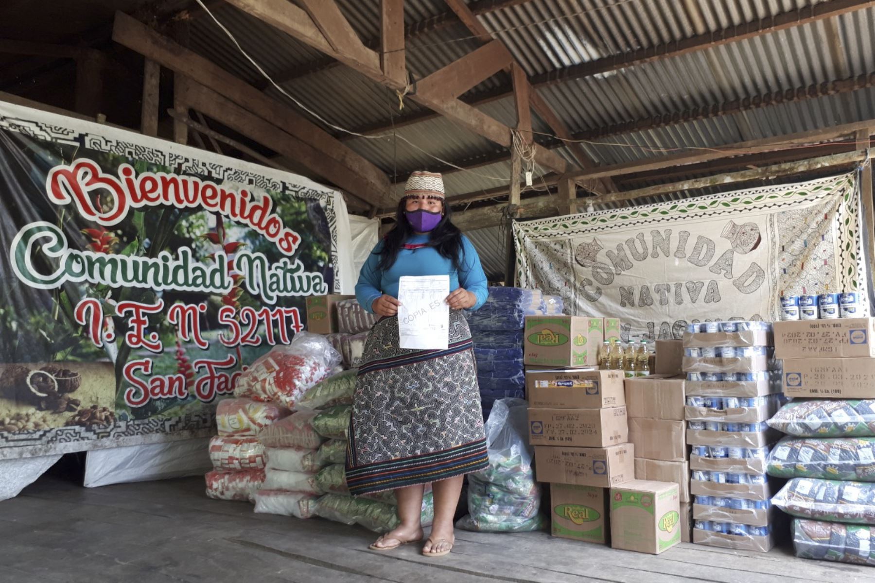 El Programa Nacional de Alimentación Escolar Qali Warma inició la entrega de 52.3 toneladas de alimentos de calidad e inocuos para atender a 5,424 mujeres y hombres en situación de vulnerabilidad pertenecientes a 35 comunidades indígenas en las provincias de Tambopata, Tahuamanu y Manu. Foto: Qali Warma/Midis