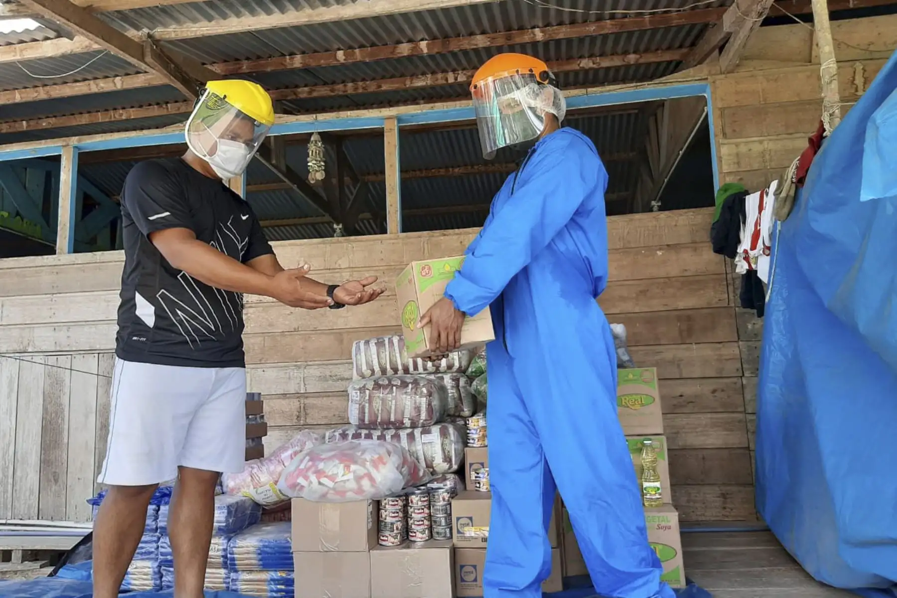 El Programa Nacional de Alimentación Escolar Qali Warma inició la entrega de 52.3 toneladas de alimentos de calidad e inocuos para atender a 5,424 mujeres y hombres en situación de vulnerabilidad pertenecientes a 35 comunidades indígenas en las provincias de Tambopata, Tahuamanu y Manu. Foto: Qali Warma/Midis