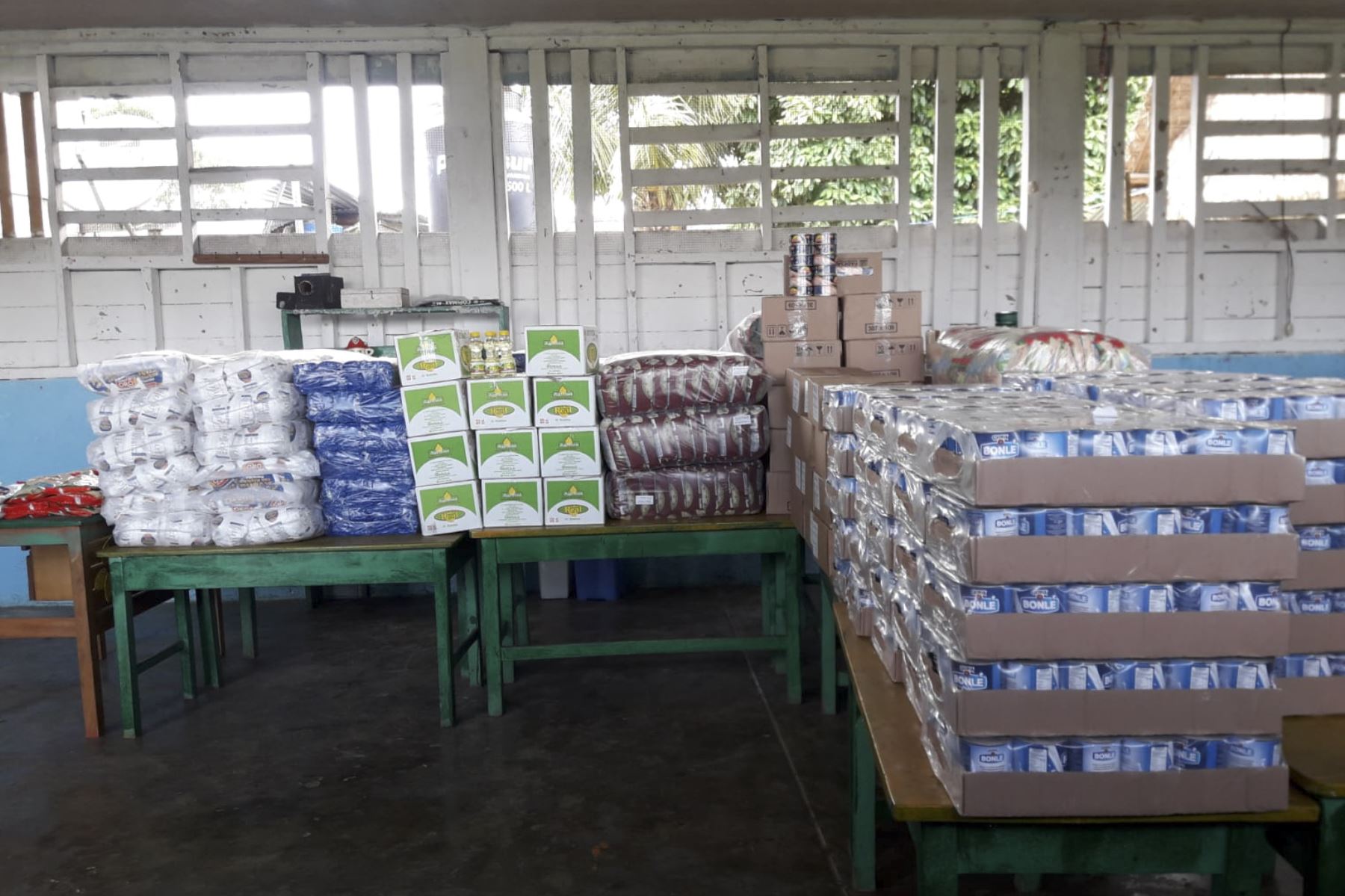 El Programa Nacional de Alimentación Escolar Qali Warma inició la entrega de 52.3 toneladas de alimentos de calidad e inocuos para atender a 5,424 mujeres y hombres en situación de vulnerabilidad pertenecientes a 35 comunidades indígenas en las provincias de Tambopata, Tahuamanu y Manu. Foto: Qali Warma/Midis
