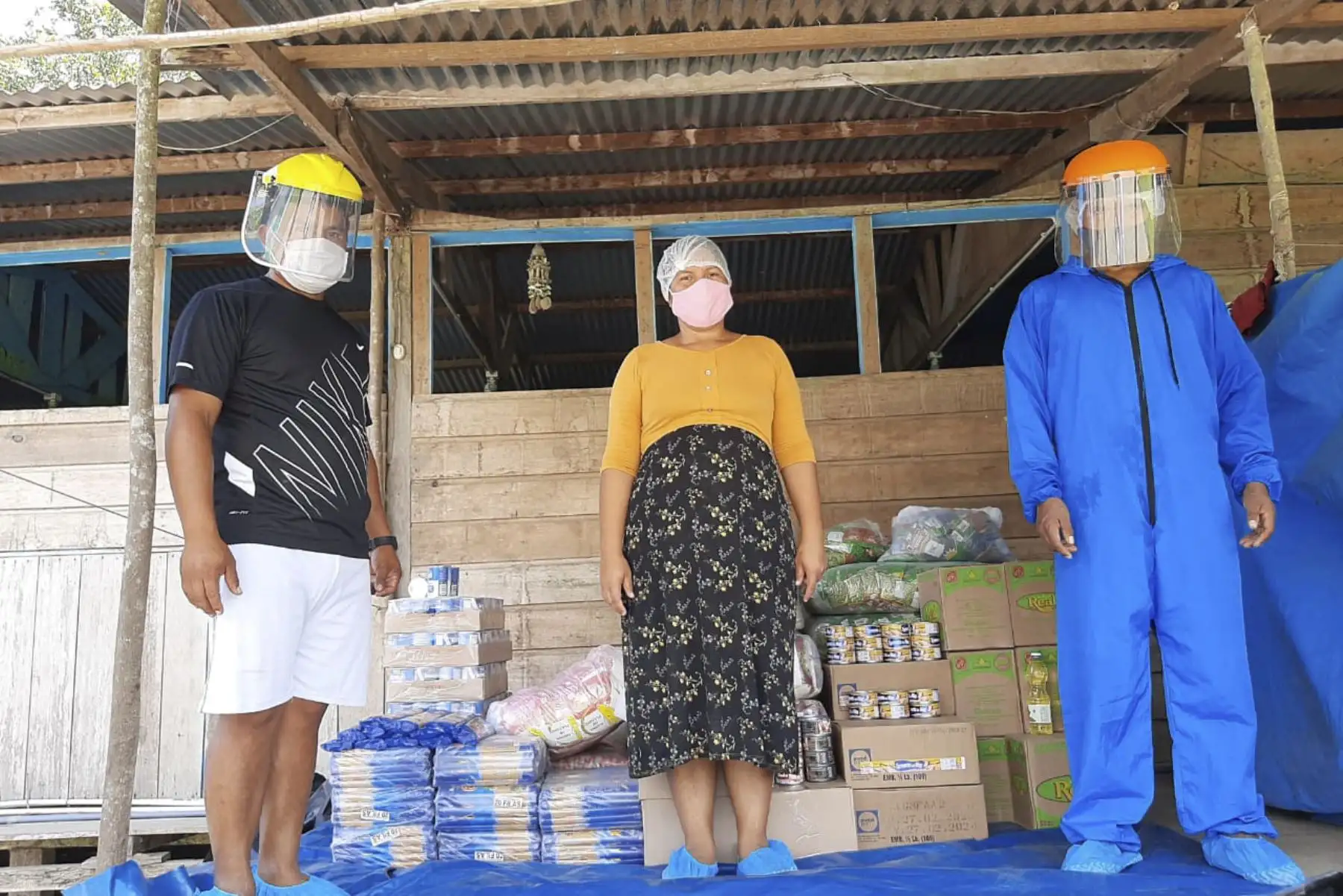 El Programa Nacional de Alimentación Escolar Qali Warma inició la entrega de 52.3 toneladas de alimentos de calidad e inocuos para atender a 5,424 mujeres y hombres en situación de vulnerabilidad pertenecientes a 35 comunidades indígenas en las provincias de Tambopata, Tahuamanu y Manu. Foto: Qali Warma/Midis