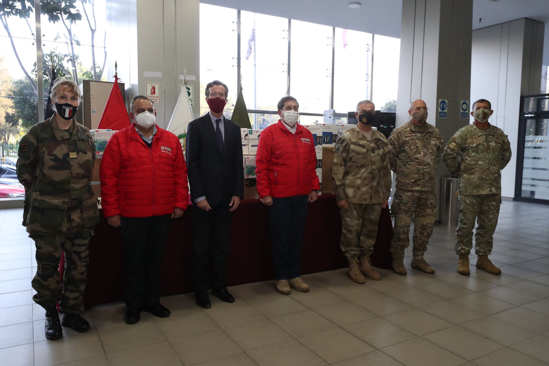 The Ministry of Defense receives an important batch of personal protective equipment from the French Embassy in Peru to fight the COVID-19 pandemic.