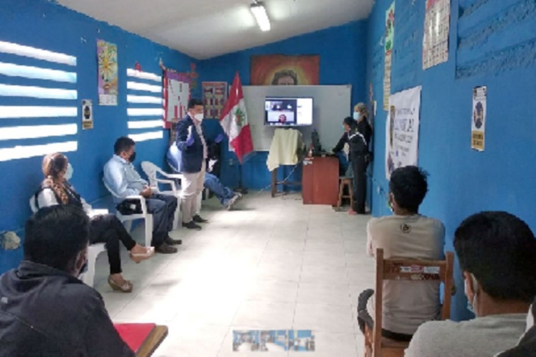El aula virtual fue implementada en el auditorio del penal con equipo de cómputo, Internet, cámara y parlantes.