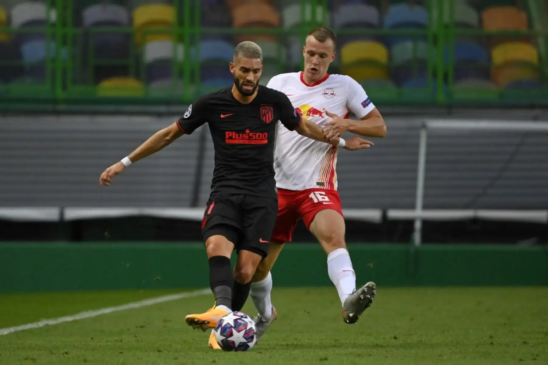 El centrocampista belga del Atlético de Madrid Yannick Carrasco compite con el defensor alemán de Leipzig Lukas Klostermann durante el partido de fútbol de cuartos de final de la Liga de Campeones de la UEFA entre Leipzig y Atlético de Madrid en el estadio José Alvalade de Lisboa.Foto:AFP