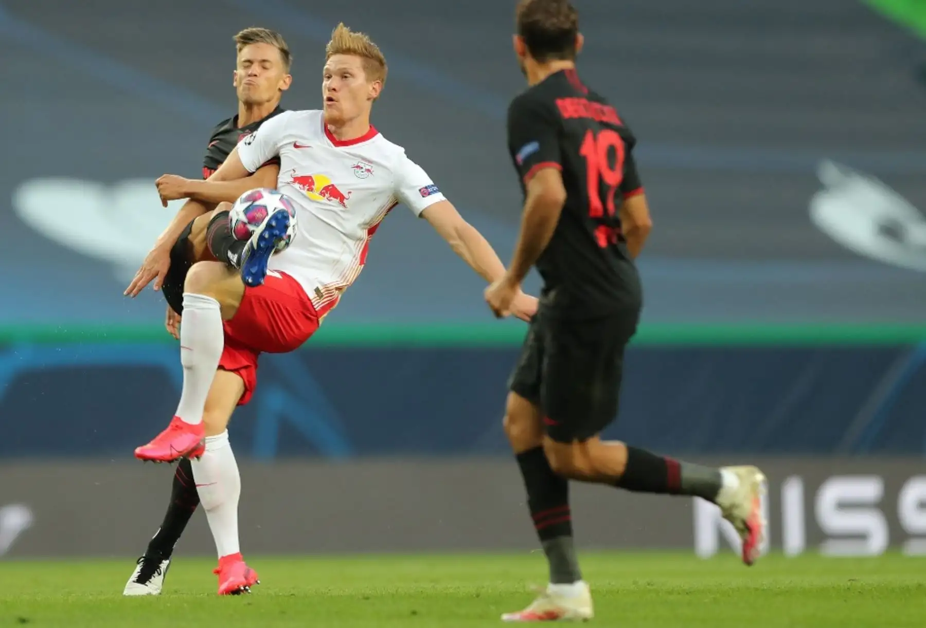 El centrocampista español del Atlético de Madrid Marcos Llorente compite con el defensor alemán de Leipzig Marcel Halstenberg durante el partido de fútbol de cuartos de final de la Liga de Campeones de la UEFA entre Leipzig y Atlético de Madrid en el estadio José Alvalade en Lisboa.Foto: AFP