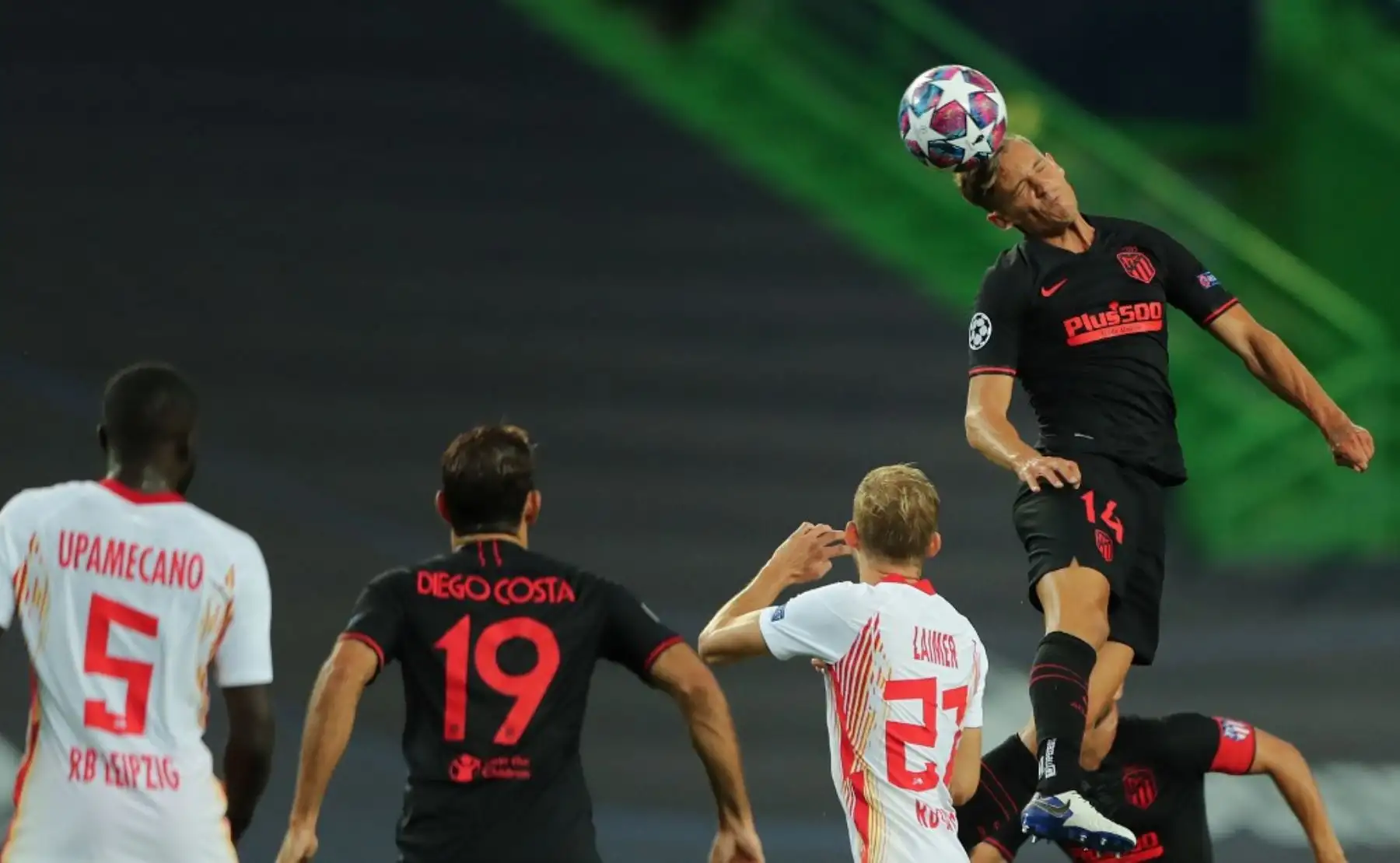El centrocampista español del Atlético de Madrid Marcos Llorente dirige el balón durante el partido de fútbol de cuartos de final de la Liga de Campeones de la UEFA entre Leipzig y Atlético de Madrid en el estadio José Alvalade de Lisboa.Foto:AFP
