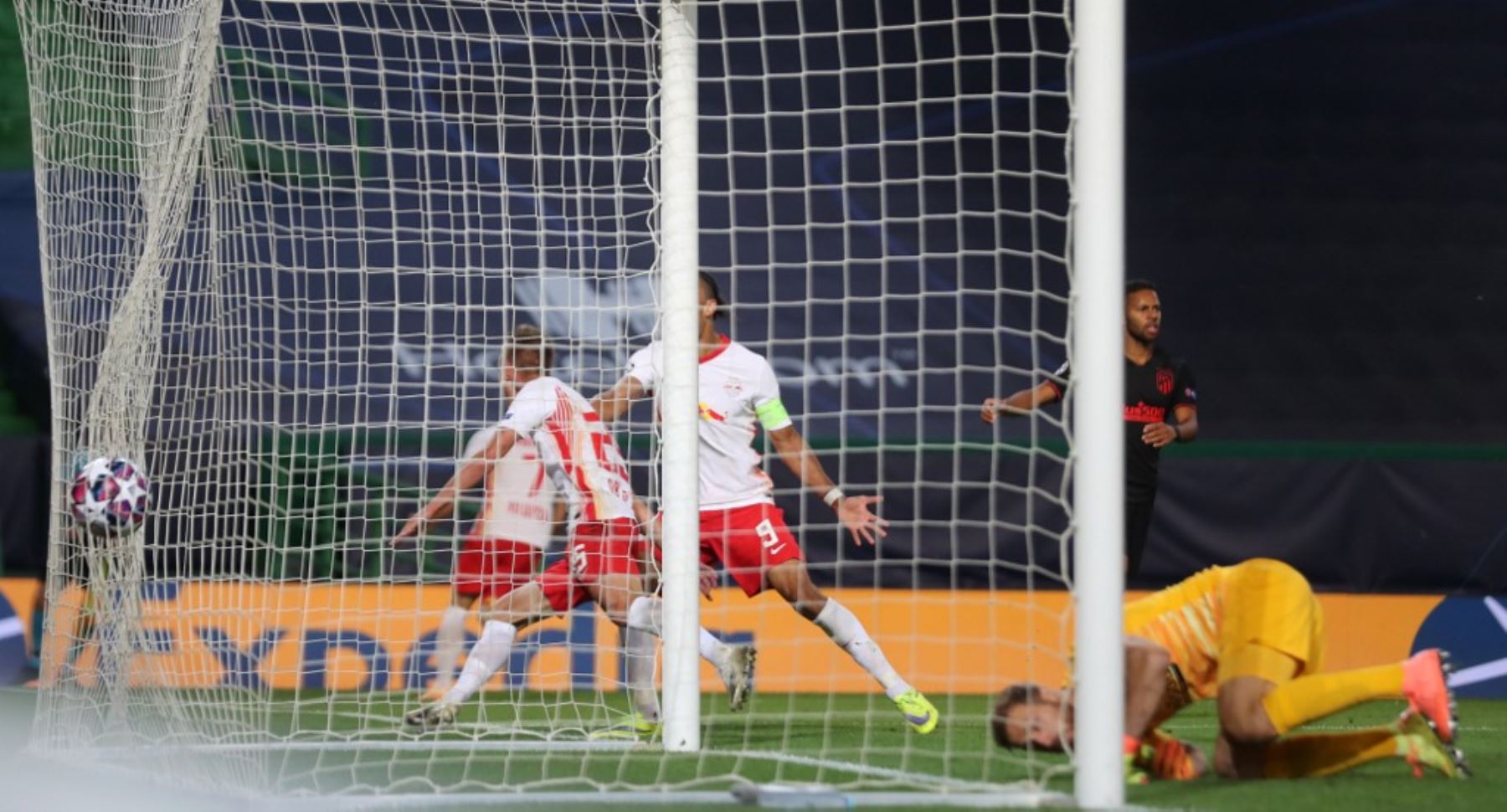 El centrocampista español de Leipzig Dani Olmo marca un gol durante el partido de fútbol de cuartos de final de la Liga de Campeones de la UEFA entre Leipzig y Atlético de Madrid en el estadio José Alvalade de Lisboa. Foto: AFP