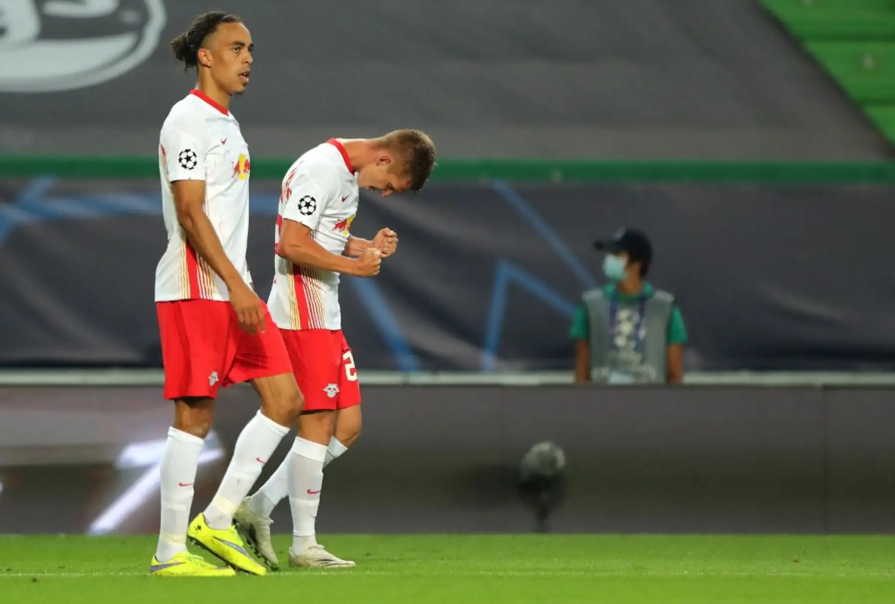 El centrocampista español de Leipzig Dani Olmo marca un gol durante el partido de fútbol de cuartos de final de la Liga de Campeones de la UEFA entre Leipzig y Atlético de Madrid en el estadio José Alvalade de Lisboa. Foto: AFP
