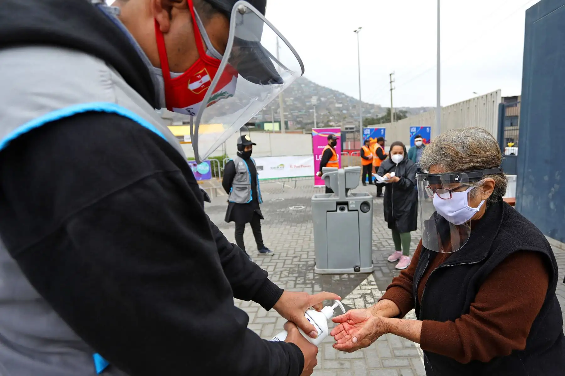 El Complejo Deportivo Villa María del Triunfo, sede de los Juegos Panamericanos y Parapanamericanos Lima 2019, reabrirá sus puertas este fin de semana para recibir a los mercados itinerantes ‘De la chacra a la olla’, que se desarrollará guardando todas las medidas de bioseguridad que se exige en esta emergencia sanitaria por la pandemia del covid-19.

Foto: LEGADO Lima 2019