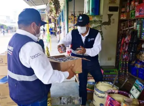 En un operativo conjunto con la Policía Fiscal y agentes de la Municipalidad Provincial del Santa, personal del Organismo Nacional de Sanidad Pesquera (Sanipes), del Ministerio de la Producción (Produce), incautó 2,004 conservas de pescado de dudosa procedencia al interior del mercado La Perla, en el distrito de Chimbote. Foto: Sanipes